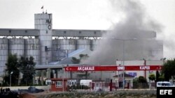 Fotografía de archivo. Una gran columna de humo sale de una gasolinera que ha sido alcanzada por un proyectil en la ciudad de Akçakale, Turquía.