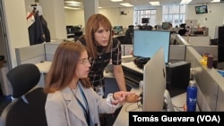 Las periodistas de VOA, Julia Riera y Nathaly Salas en la sala de redacción de la División en Español en la Voz de América, en Washington. (Tomás Guevara/VOA)