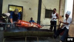 El cerdo asado, junto al arroz con frijoles y la yuca con mojo constituyen la comida tradicional cubana de fin de año.