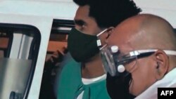 El artista Luis Manuel Otero Alcántara es conducido al hospital tras varios días en huelga de hambre y sed, según un video de la televisión estatal.