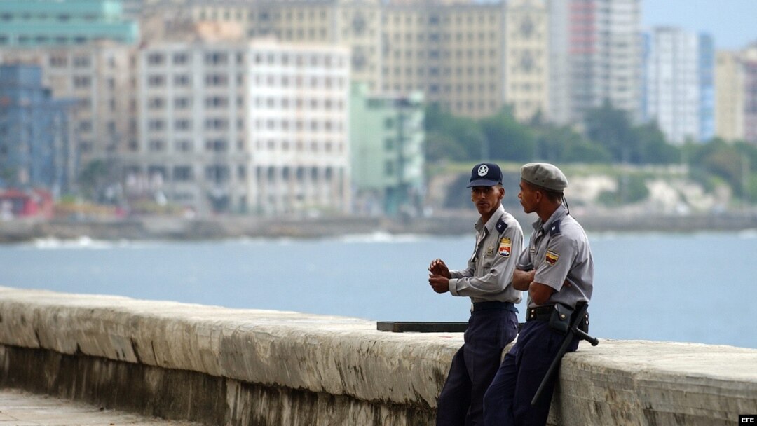 Los fuegos artificiales se lanzaron desde uno de los cuatro barcos de la flotilla a 20 kil&oacute;metros de La Habana, en aguas internacionales.