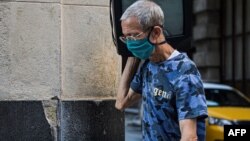 Un hombre usa una máscara protectora contra el coronavirus en una calle de La Habana. (YAMIL LAGE / AFP)