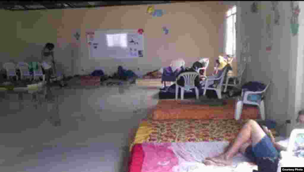 Dormitorio improvisado para migrantes cubanos en un campamento en la ciudad de Liberia (Guanacaste), Costa Rica.