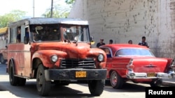 Un camión de uso privado transporta pasajeros en Santiago de Cuba. Archivo (REUTERS).