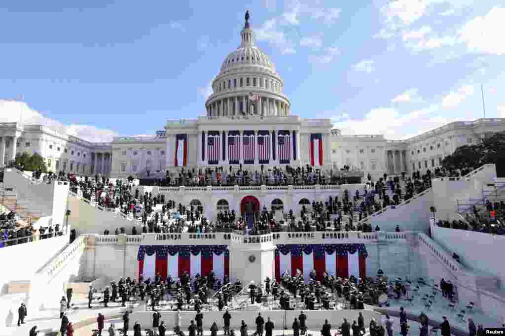 Una vista general del Capitolio de EE.UU. durante el acto de investidura de Joe Biden como el 46&deg; presidente de los Estados Unidos. REUTERS / Jim Bourg