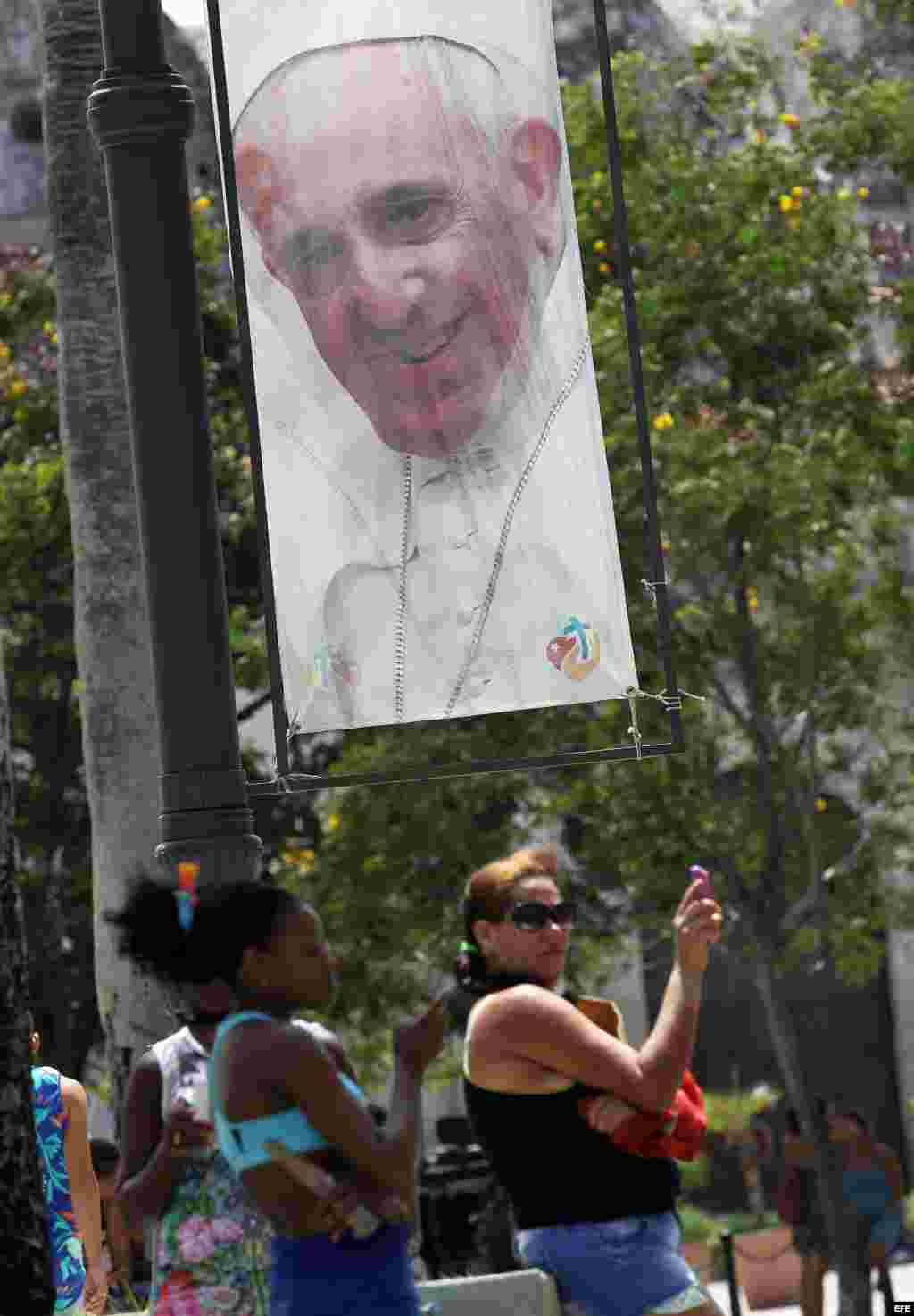 El tercer Papa que viaja a Cuba visitará a Raúl Castro oficialmente el domingo 20 de septiembre y no se excluye que sea en esta jornada cuando el pontífice mantenga una reunión con su hermano Fidel Castro.
