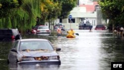 Fotografía de una calle inundada hoy, miércoles 3 de abril de 2013, en La Plata (Argentina).
