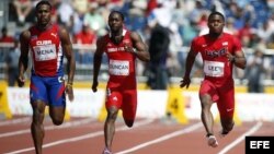 Atletas Reynier Mena (Cuba), Marcus Duncan (Trinidad y Tobago), y BeeJay Lee (EEUU), en la ronda preliminar de los 100 metros planos de los Juegos Panamericanos 2015 (i-d).