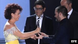 El chileno Sebastián Lelio recibe de la actriz cubana Laura de la Uz el premio a mejor película iberoamericana en los Premios Platino del Cine Iberoamericano por la película "Gloria" el sábado 5 de abril de 2014, en el teatro Anayansi de Ciudad de Panamá.
