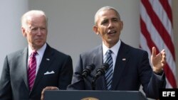 El presidente estadounidense, Barack Obama (d), junto al vicepresidente, Joe Biden (i), durante su primera declaración sobre las elecciones celebradas ayer, en la Casa Blanca, Washington (EEUU), hoy, 9 de noviembre de 2016. Obama, deseó hoy que su sucesor