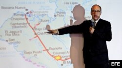 El presidente de Ecopetrol, Juan Carlos Echeverry, habla durante una rueda de prensa hoy, miércoles 10 de junio de 2015, en Bogotá (Colombia). Un ataque perpetrado este lunes por las FARC contra el oleoducto Transandino, en el suroeste de Colombia, dejó una mancha de unos 20 kilómetros de crudo que se prevé llegará hoy a la costa del Pacífico,