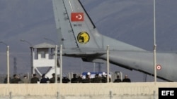 Avión turco traslada a Rusia el cuerpo del piloto derribado. 