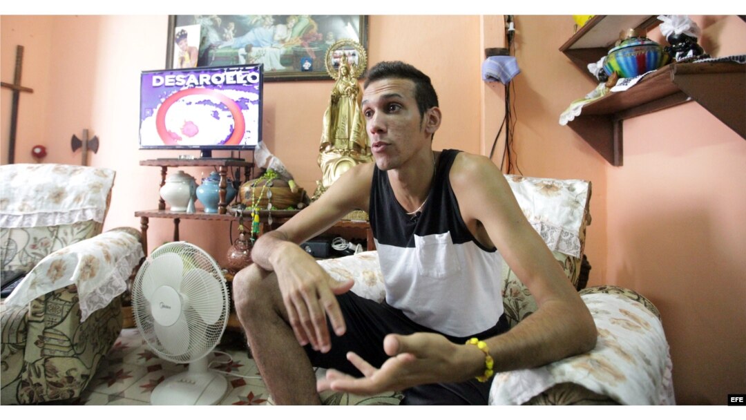 Fotografía del 29 de agosto de 2015 Elio Héctor López, uno de los creadores de "El Paquete", destinado a Cuba.