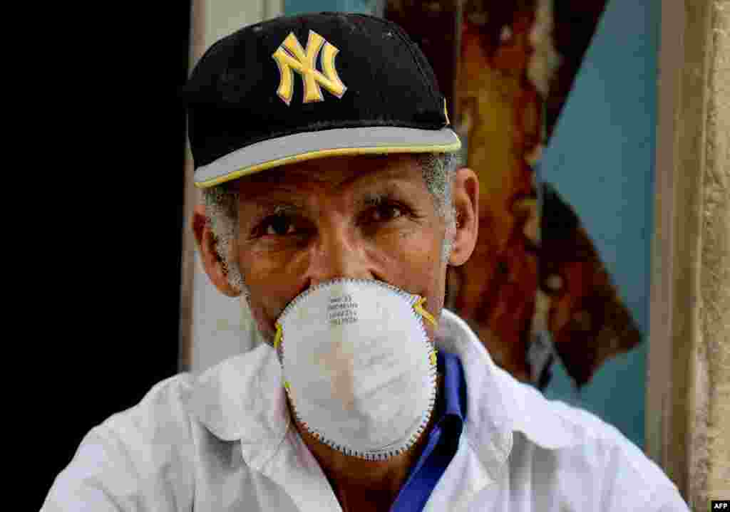 Hombre en la Habana usa mascarilla