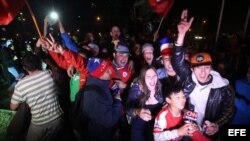 Aficionados chilenos celebran el triunfo de su equipo ante Uruguay en los cuartos de final de la Copa América 2015.