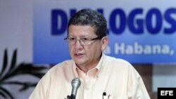  El comandante de las Fuerzas Armadas Revolucionarias de Colombia (FARC) Pablo Catatumbo lee un comunicado hoy, lunes 24 de agosto de 2015, en el Palacio de Convenciones de La Habana (Cuba) para una nueva jornada de los diálogos de paz con el Gobierno col