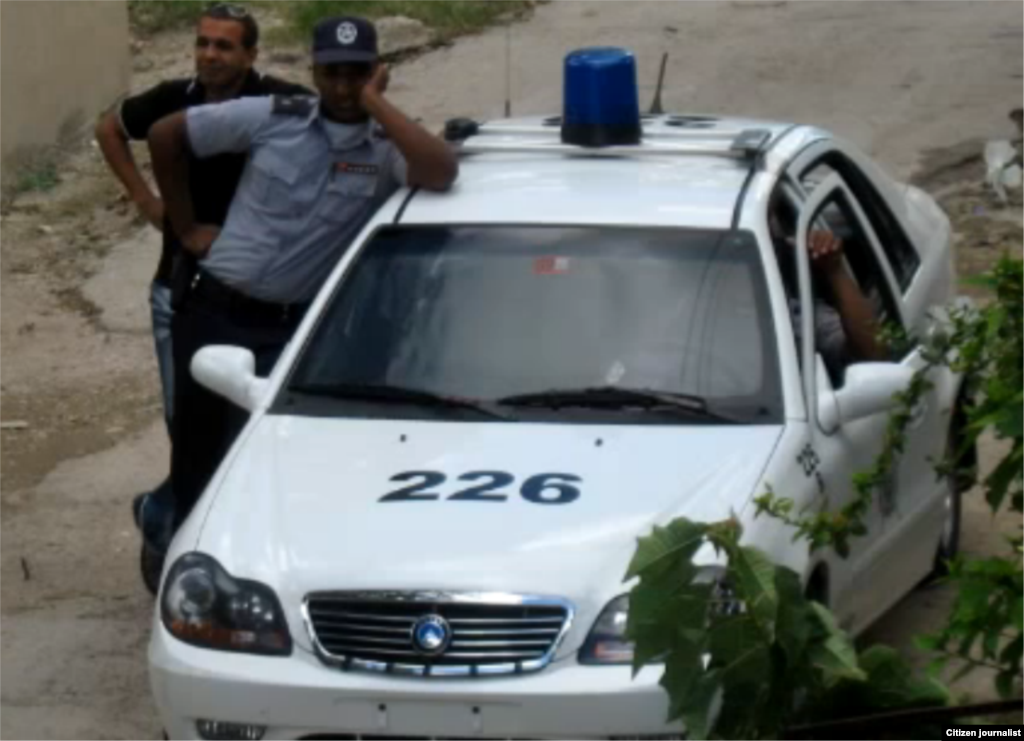 Reportero Angel Moya capta a policías acechando opositores en La Habana.