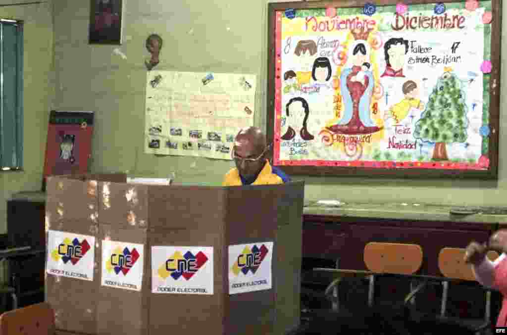Elecciones municipales en Venezuela. El candidato oficialista a la alcaldía de Maracaibo, Miguel Perez Pirela (c), votando en los comicios municipales hoy en Venezuela en los que 19 millones de venezolanos y residentes con más de diez años en el país están llamados a las urnas.