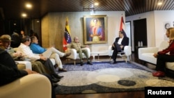 El general Raúl Castro fue recibido por Nicolás Maduro en el Palacio de Miraflores, el 5 marzo de 2023. (Reuters).