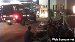 Policía antimotines contiene protesta de cubanos en estación migratoria Siglo XXI, en Tapachula, México. (Captura de imagen/Televisa)