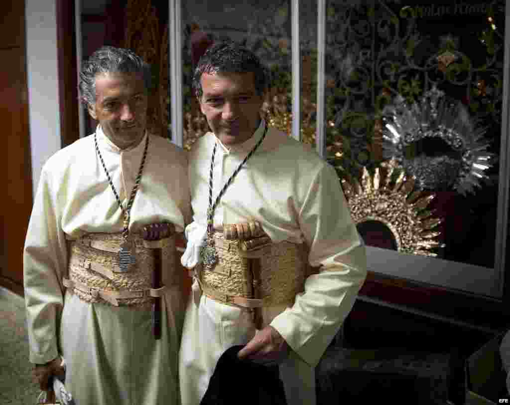 El actor Antonio Banderas (d), posa con su hermano Javier.