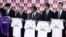 El presidente del Real Madrid, Florentino Pérez (2i), y jugadores del equipo, muestran la nueva camiseta que lucirá el club blanco, tras firmar hoy un acuerdo de patrocinio para los próximos cinco años.