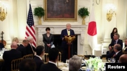 El presidente de Estados Unidos, Donald Trump, pronuncia unas palabras durante una cena en honor a la primera ministra japonesa, Sanae Takaichi, en la Casa Blanca, en Washington, D.C., EE. UU., el 19 de marzo de 2026. REUTERS/Kevin Lamarque