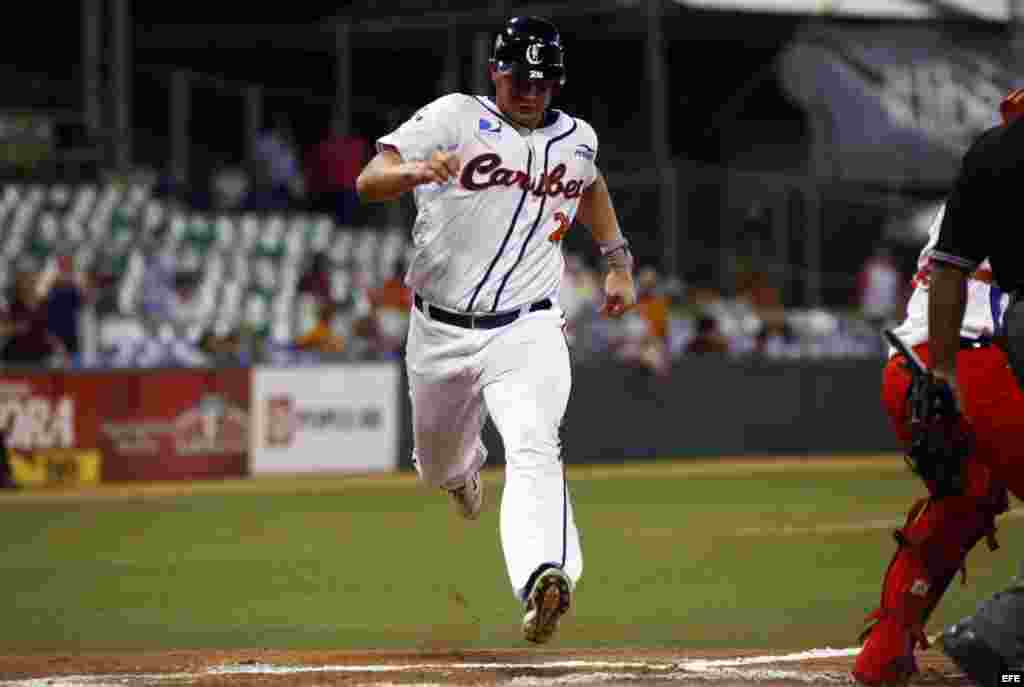 El jugador venezolano Balbino Fuenmayor anota un cuadrangular durante la semifinal entre Cuba y Venezuela 