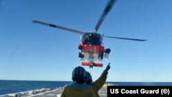 Un helicóptero aterriza en el buque Stone de la Guardia Costera de Estados Unidos.