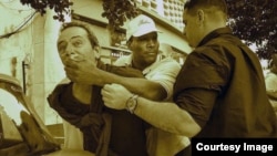 Durante la visita de Obama a Cuba, el reportero independiente Lázaro Yuri Valle fue sometido por las autoridades en plena vía pública. 