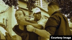 El periodista independiente Lázaro Yuri Valle fue sometido por las autoridades en plena vía pública durante la visita de Obama a Cuba. 