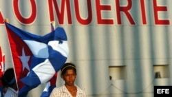 Estudiante cubana en una manifestación política. 
