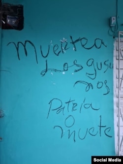 Cartel de amenaza en el frente de la casa en Guantánamo de madre de médico cubano exiliado en Estados Unidos