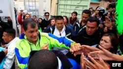 El presidente ecuatoriano y candidato por el movimiento político Alianza País, Rafael Correa (i), saluda a simpatizantes hoy, jueves 14 de febrero de 2013.