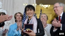 La líder opositora birmana Aung San Suu Kyi recibe en Washington, la Medalla de Oro del Congreso estadounidense.