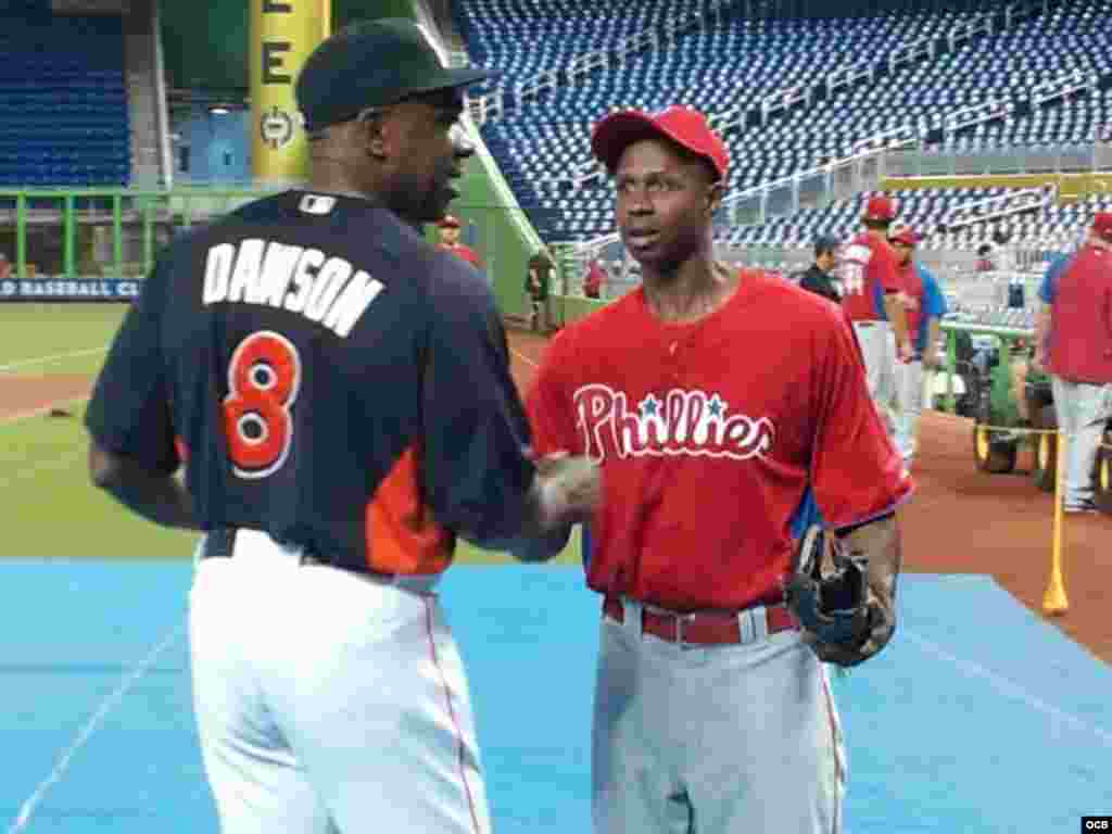 Andre Dawson saluda a ex Marlin Juan Pierre. Foto/ Hector Carrillo
