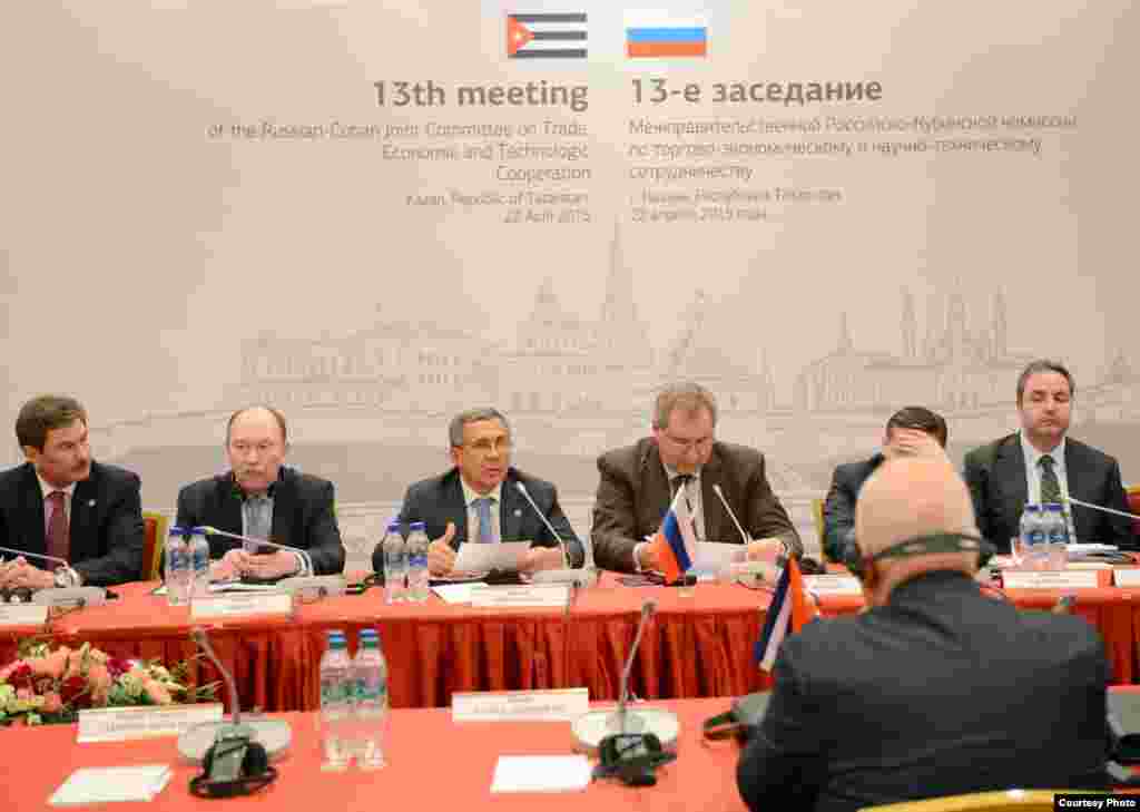 Rogozin se dirige a la delegación cubana que encabeza Cabrisas.