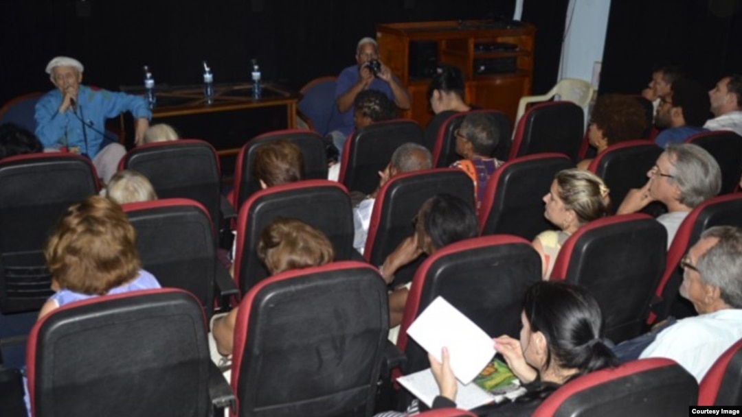 Lectura de poemas de Evtushenko en La Habana.
