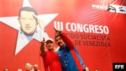 Nicolás Maduro (d) con Hugo Carvajal, ex jefe de la inteligencia militar, en libertad tras ser encarcelado en Aruba, acusado de narcotráfico.