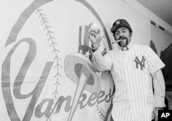 El agente libre Luis Tiant celebra su contrato de dos años con los Yankees de Nueva York, en Nueva York, el 13 de noviembre de 1978. (Foto AP/Marty Lederhandler)