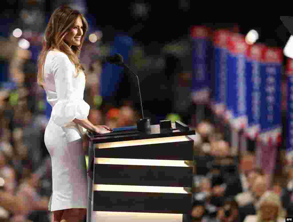 La esposa de Donald Trump, Melania, habla en la apertura de la segunda sesión del primer día de la Convención Republicana, el 18 de julio de 2016.