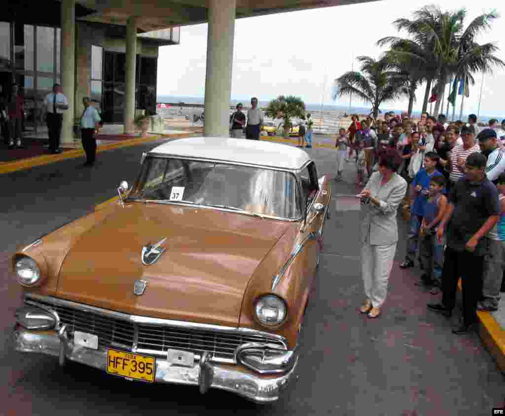 El Ford Victoria de 1956 en la competición de autos clásicos en Cuba (2004). 