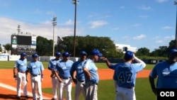 Ex peloteros cubanos presentes en el Juego de las Estrellas Cubanas, entre los que figuran Gabriel Pierre, Pedro Luis Rodríguez, Bárbaro Garbey, Rolando Arrojo y Maels Rodríguez, en 2015.