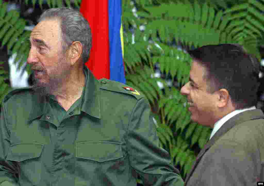 Felipe Pérez Roque (d) durante la ceremonia de recibimiento al rey de Swazilandia