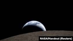 Una vista de la Tierra, parcialmente oculta detrás de la Luna.