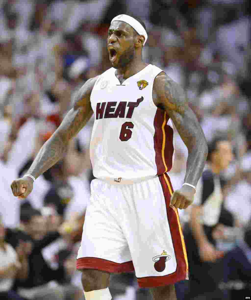 El alero de los Miami Heat, LeBron James, reaciona tras anotar frente a los San Antonio Spurs, en la segunda mitad del segundo juego de Las Finales, en el American Airlines Arena.
