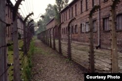 Barracas y cerca del campo de concentración de Auschwitz.