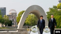 El presidente de Estados Unidos, Barack Obama (d), y el primer ministro nipón, Shinzo Abe (i), participan en una ofrenda floral en el Parque de la Paz hoy, 27 de mayo de 2016, en Hiroshima (Japón) hoy, 27 de mayo de 2016. Aunque Obama es el primer preside