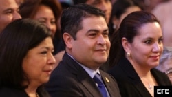 El presidente de Honduras, Juan Orlando Hernandez, centro. Foto de archivo 