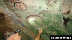 El arqueológo Jorge Garcell Domínguez en el interior de la cueva con los pictogramas dañados.